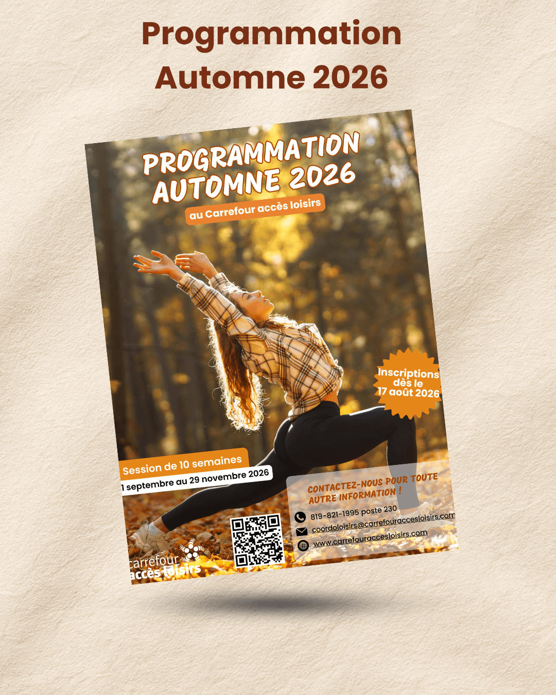 Femme qui fait du yoga dans la nature en automne, programmation d'automne 2026